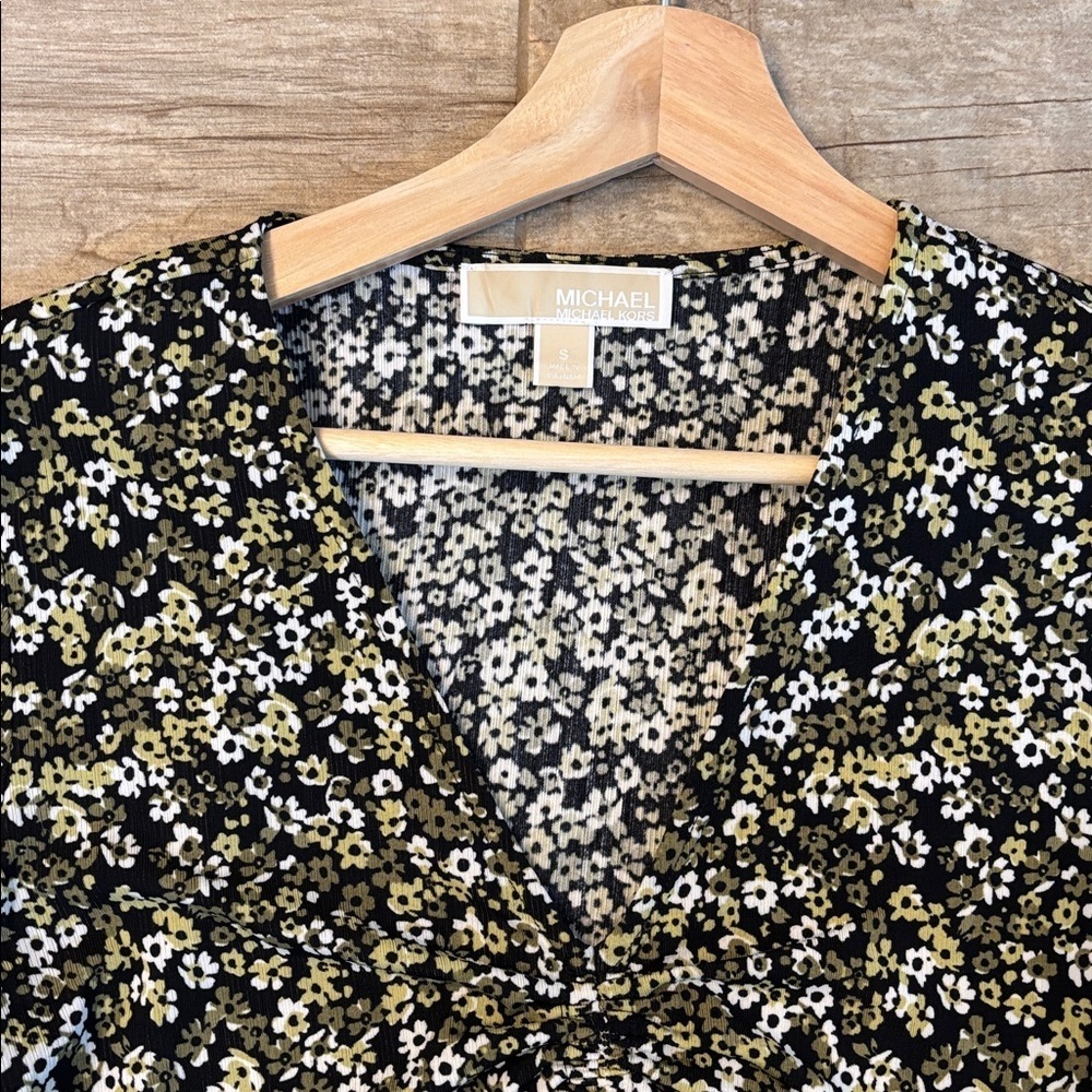 Michael Kors V-Neck Short Sleeve Flowered Blouse With Ruched Front Tie Detail - Picture 2 of 3